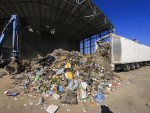 Beszállító gépjármű az MBH csarnokba üríti a hulladékot